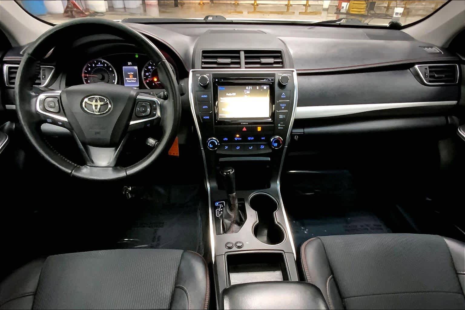 Used 2017 Toyota Camry SE w/ Moonroof Package image 16