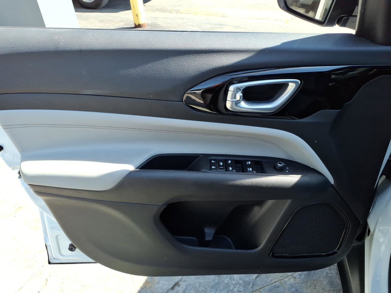 Used 2025 Jeep Compass Limited AWD/4WD image 18