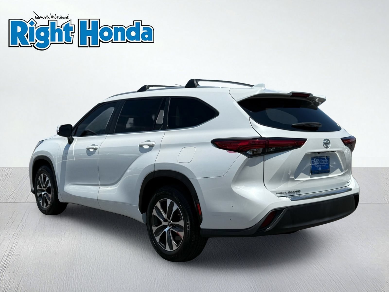 Used 2023 Toyota Highlander XLE FWD image 4
