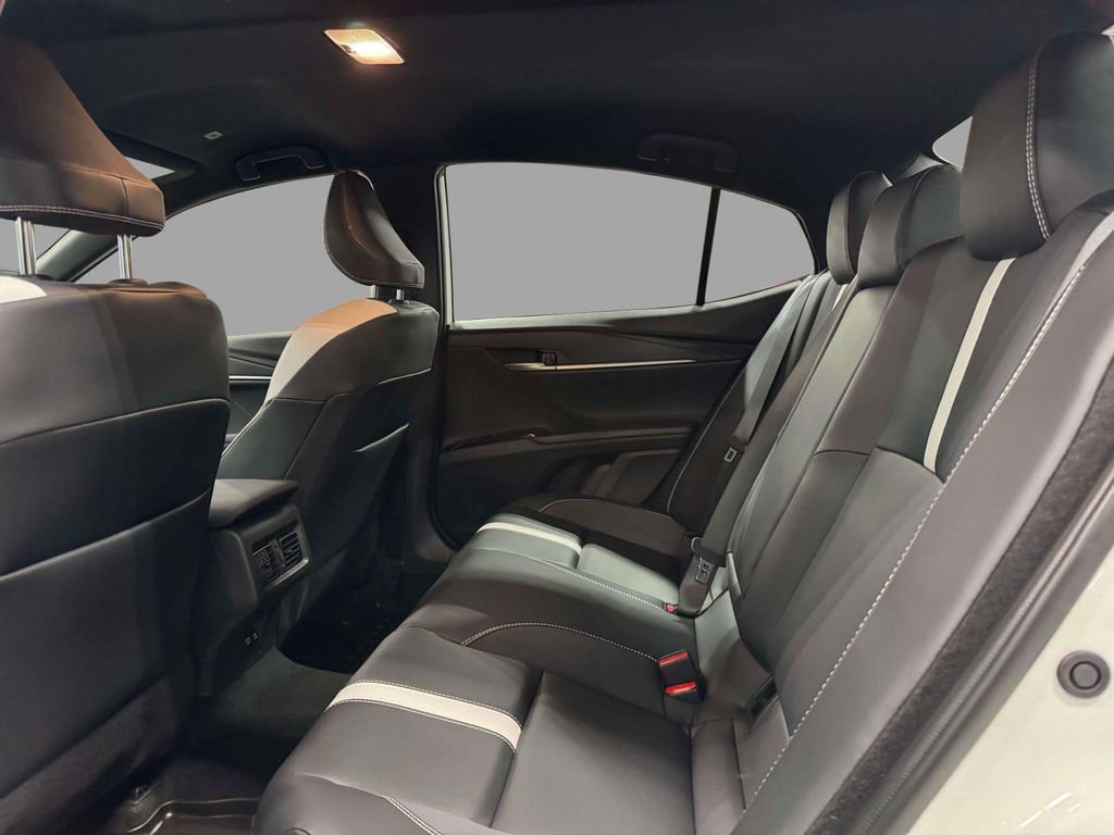 Used 2025 Toyota Camry SE image 11