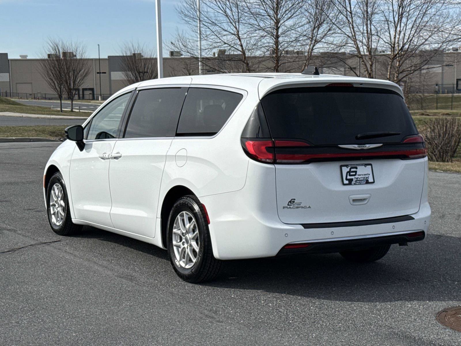 Used 2024 Chrysler Pacifica Touring-L image 26