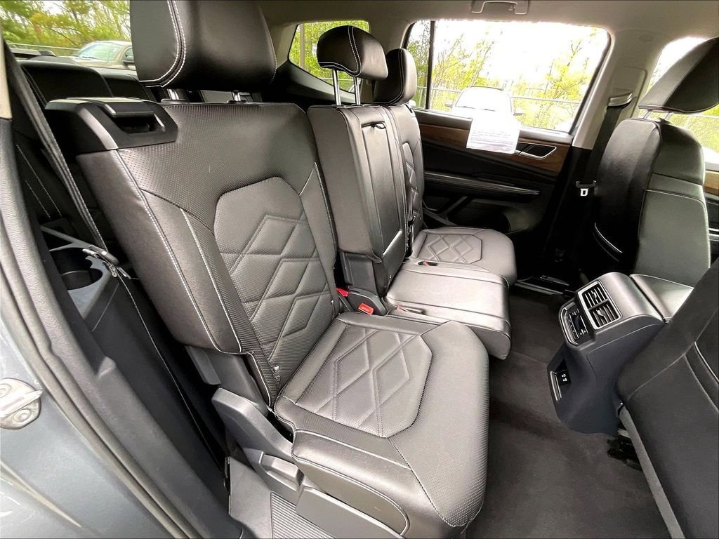 Used 2025 Volkswagen Atlas SE AWD/4WD image 16