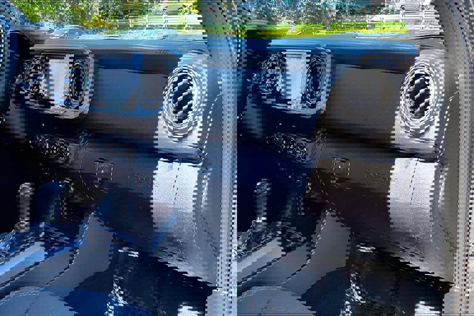 Used 2017 Toyota Tacoma TRD Sport w/ Tow Package (A/T) image 18