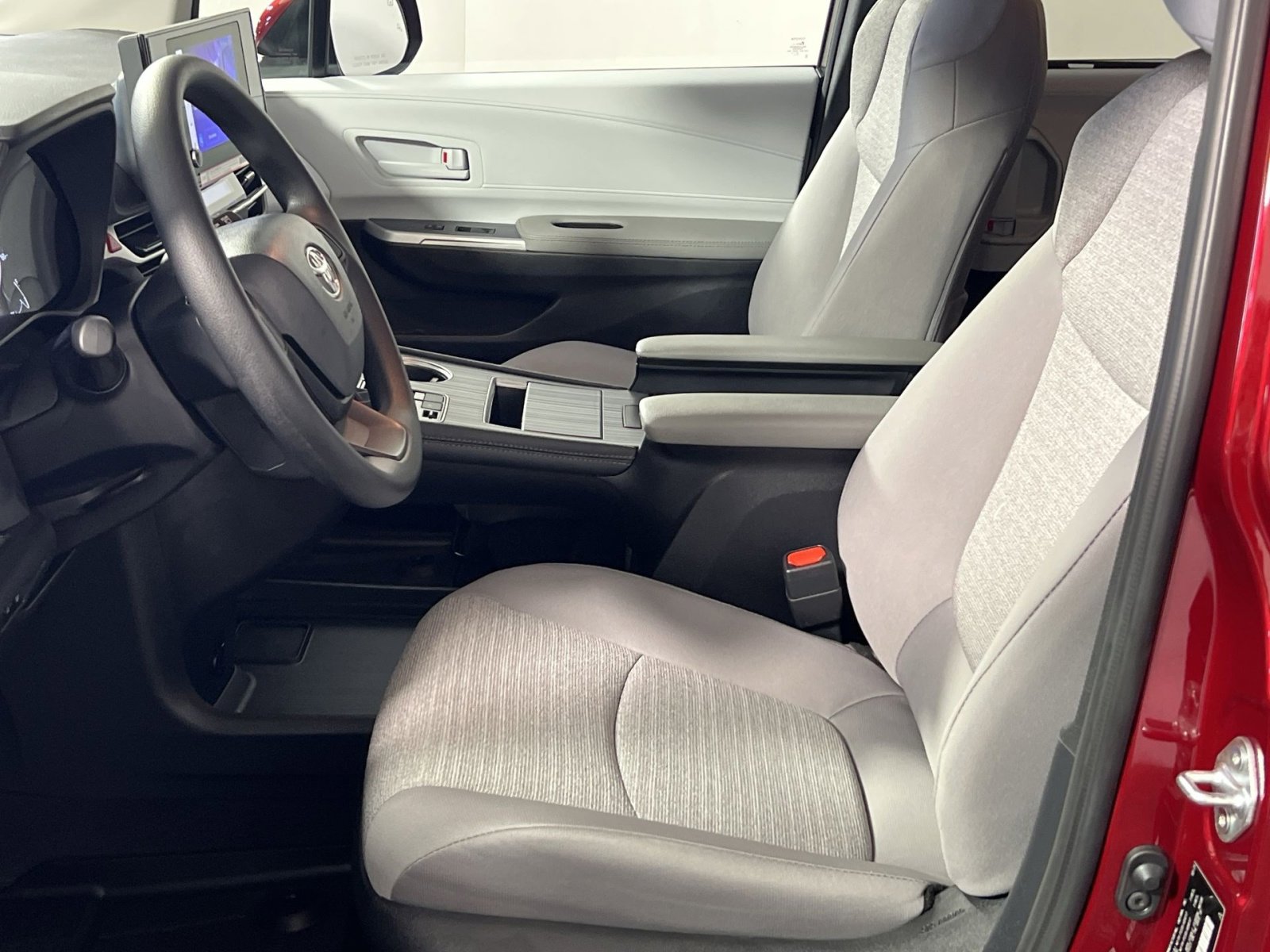 Used 2025 Toyota Sienna LE w/ LE Plus Package image 13