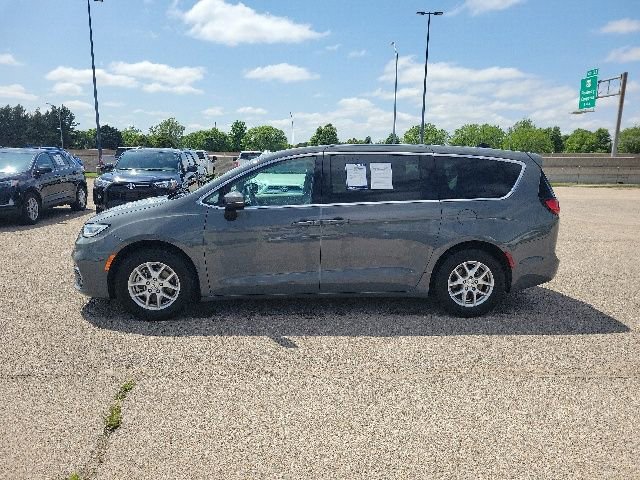 Used 2023 Chrysler Pacifica Touring-L FWD image 2
