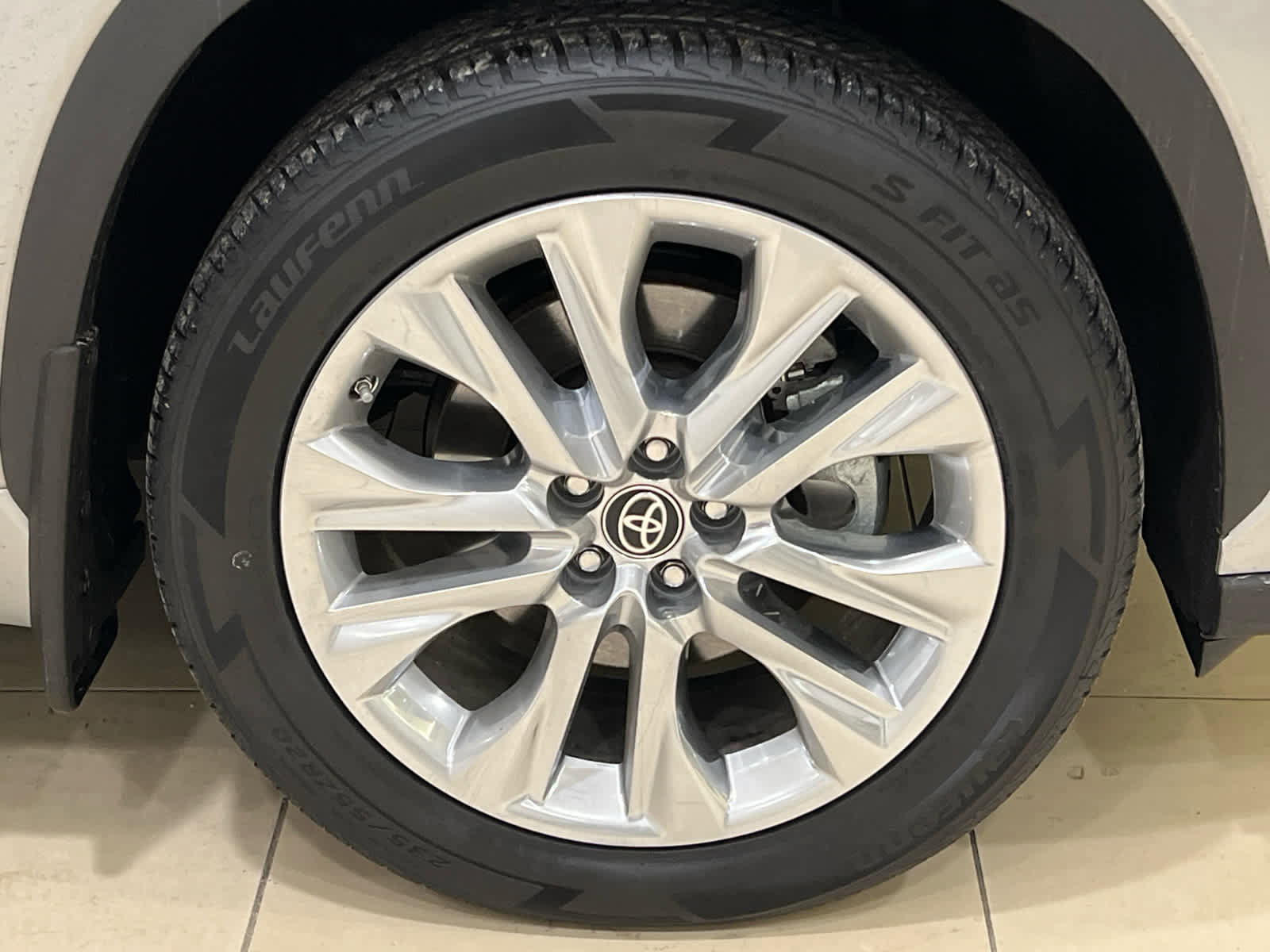 Used 2023 Toyota Highlander Limited image 3