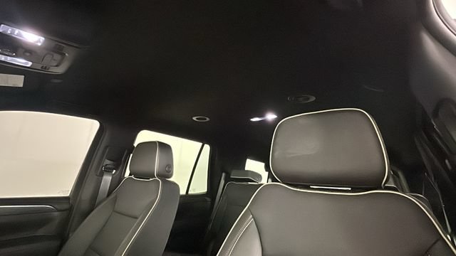 Used 2023 GMC Yukon SLT w/ SLT Luxury Package AWD/4WD image 12