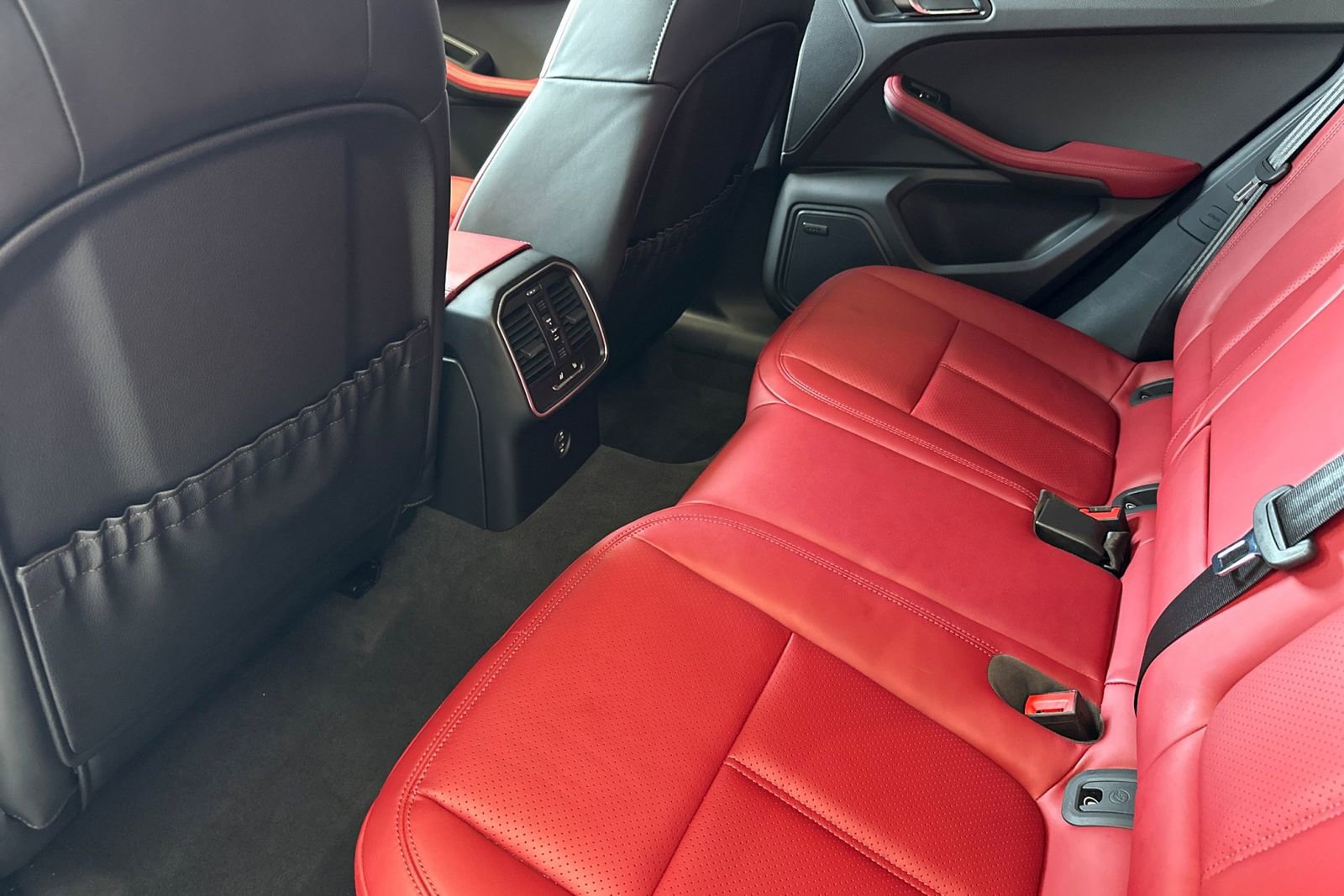 Used 2025 Porsche Macan image 15