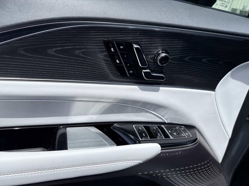 New 2025 Cadillac Lyriq Luxury image 18