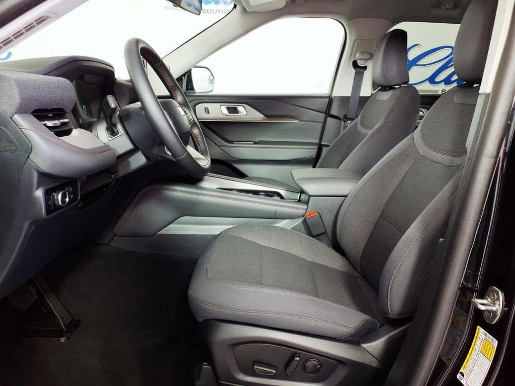 Used 2025 Ford Explorer Active image 7