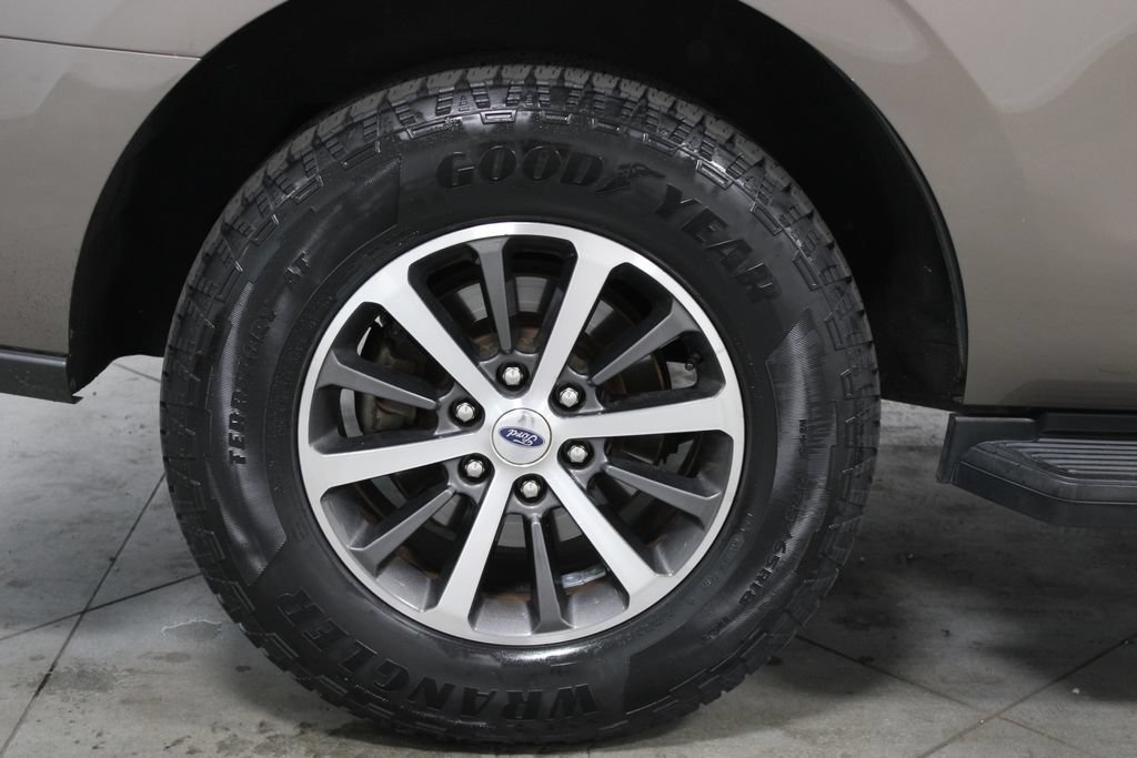 Used 2019 Ford Expedition XLT w/ Equipment Group 201A AWD/4WD image 14