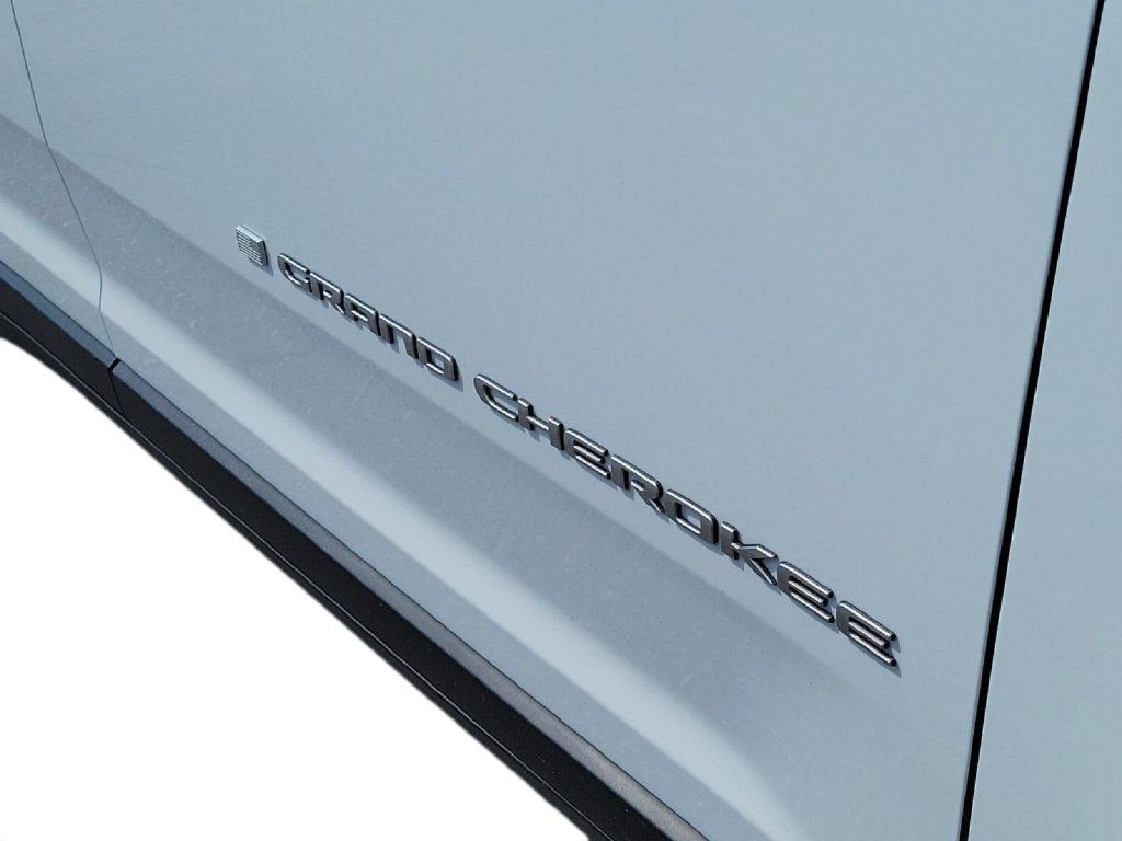 Used 2025 Jeep Grand Cherokee Laredo RWD image 9