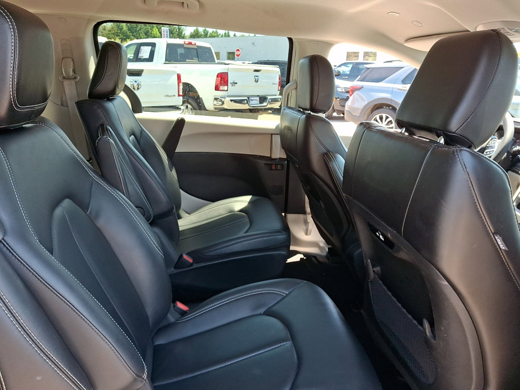 Used 2024 Chrysler Pacifica Limited FWD image 14