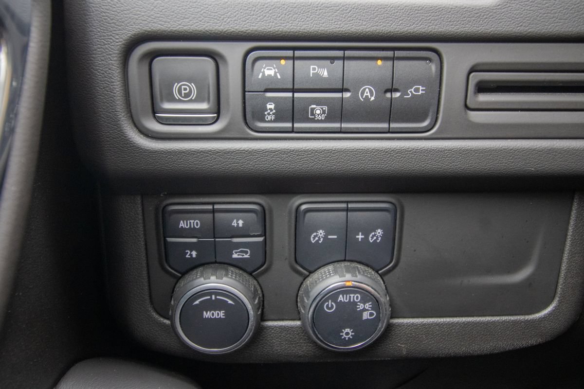 Used 2022 Chevrolet Suburban RST w/ Luxury Package AWD/4WD image 39