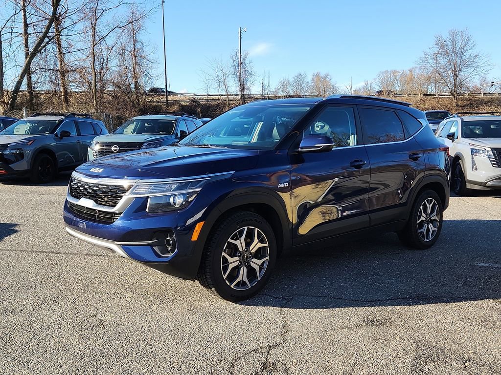 Used 2022 Kia Seltos EX image 3