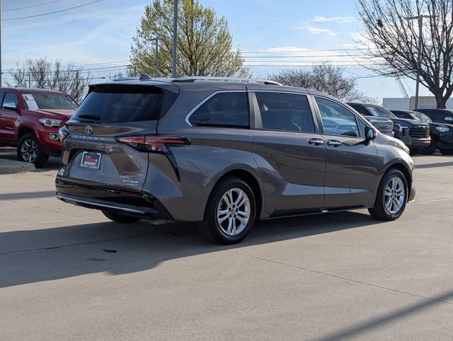 Used 2023 Toyota Sienna Platinum image 6