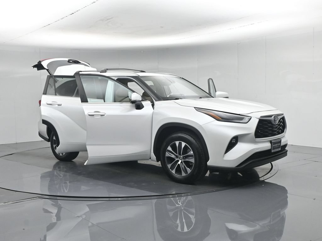 Used 2023 Toyota Highlander XLE FWD image 35