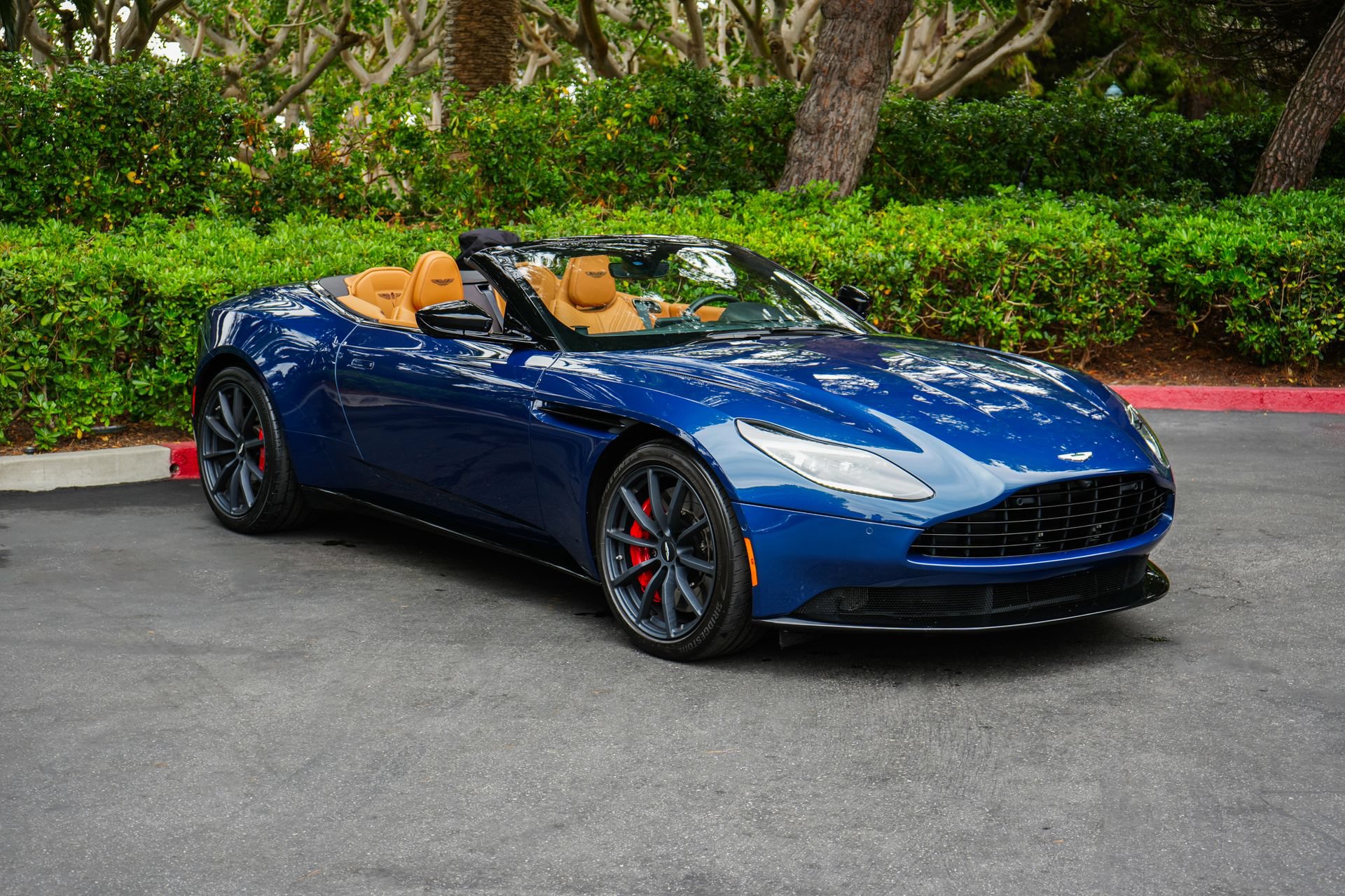 Used 2023 Aston Martin DB11 Volante RWD image 2