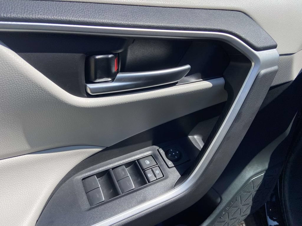 Used 2025 Toyota RAV4 XLE w/ Convenience Package FWD image 16