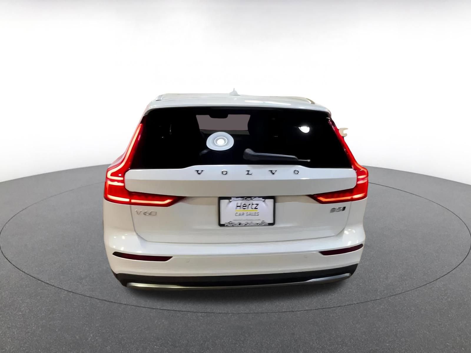 Used 2025 Volvo V60 B5 Cross Country Plus image 12