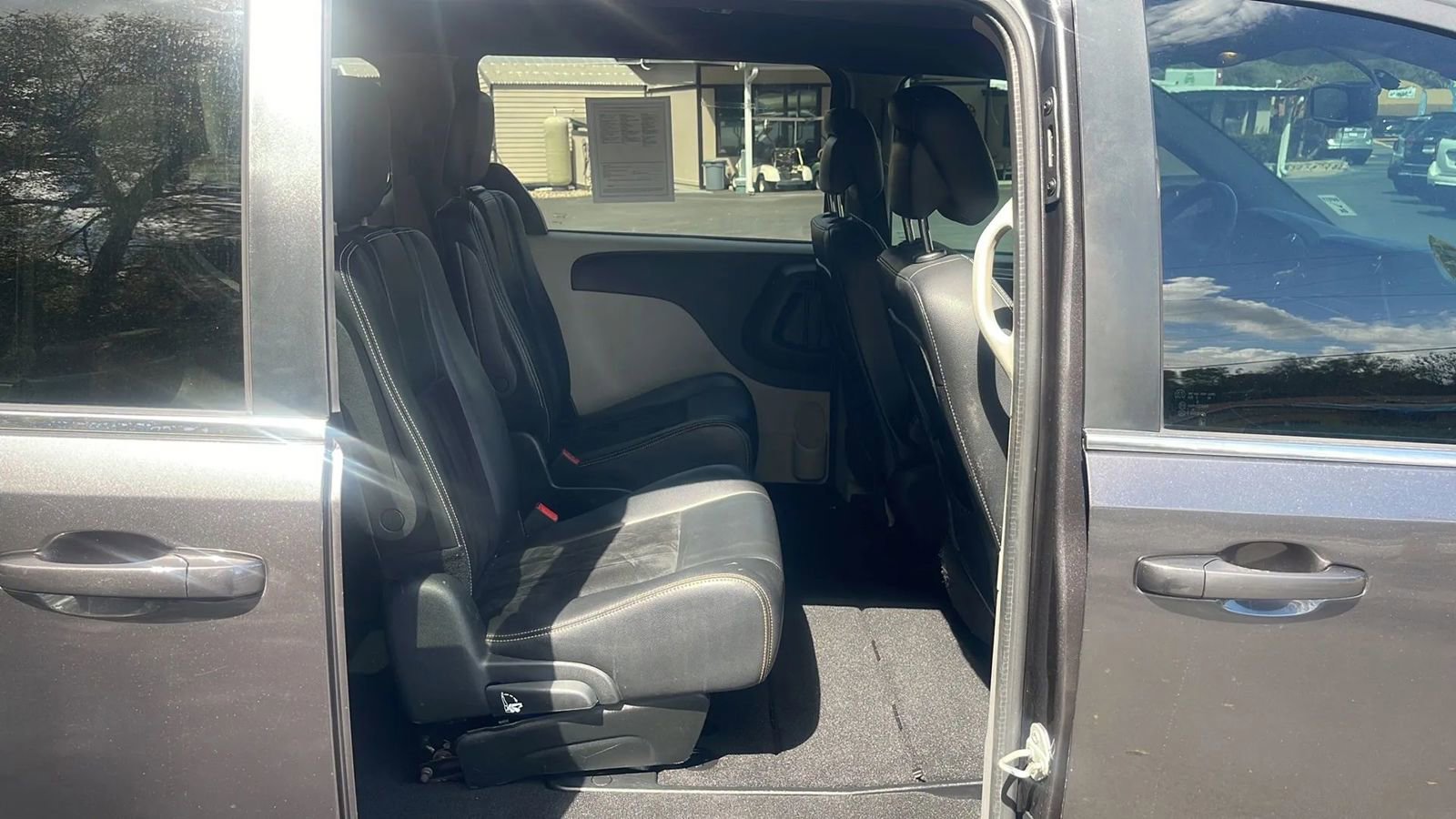 Used 2018 Dodge Grand Caravan SXT image 12