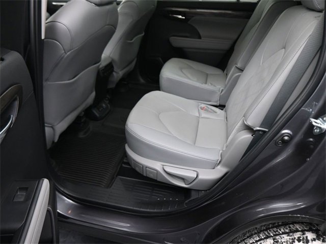 Used 2024 Toyota Highlander Platinum image 16