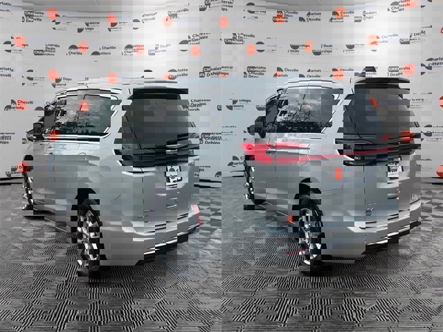 Used 2024 Chrysler Pacifica Touring-L image 3