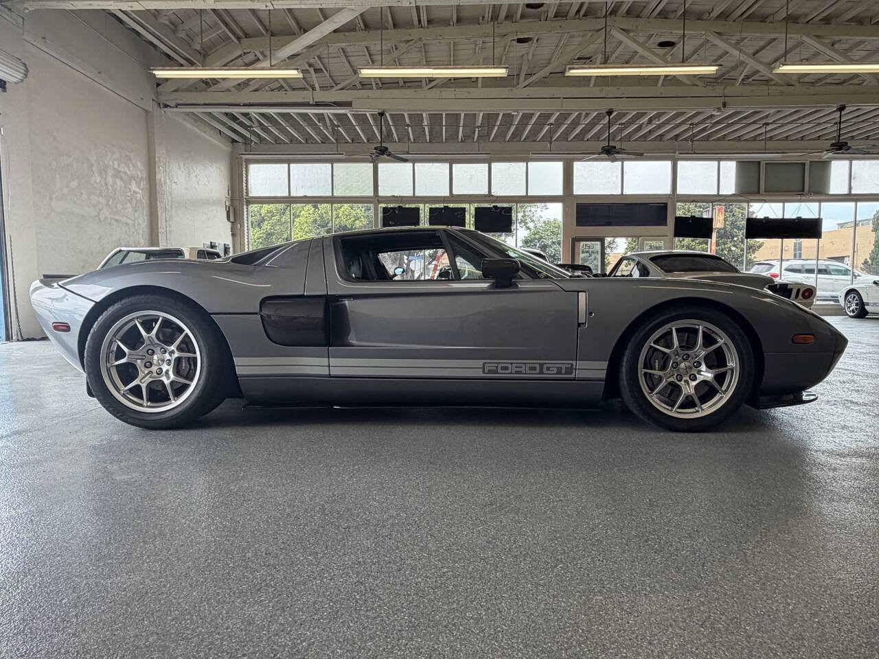 Used 2006 Ford GT RWD image 15