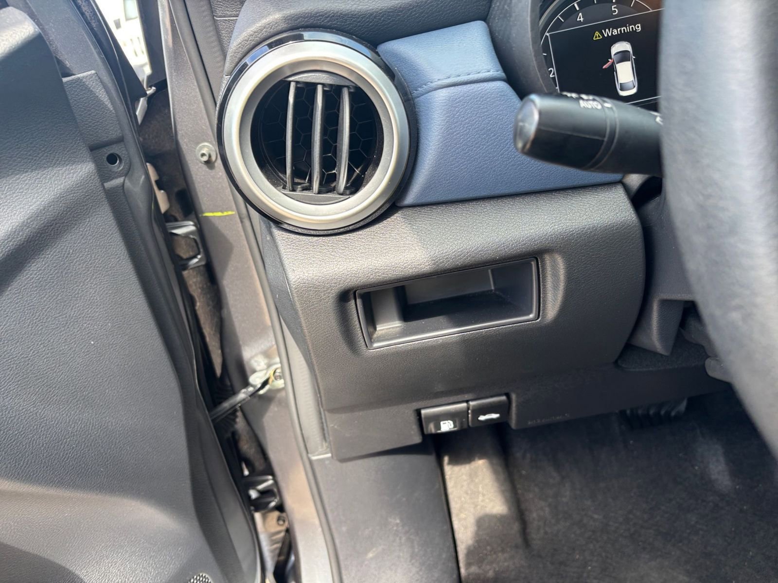 Used 2025 Nissan Versa SV FWD image 32