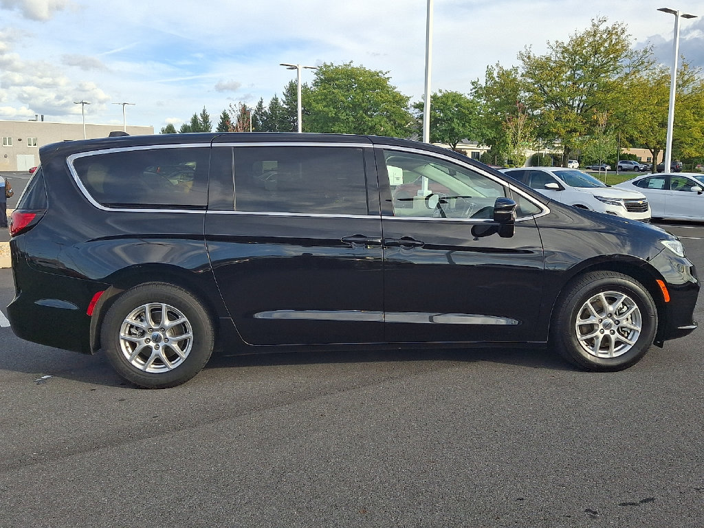 Used 2024 Chrysler Pacifica Touring-L FWD image 7