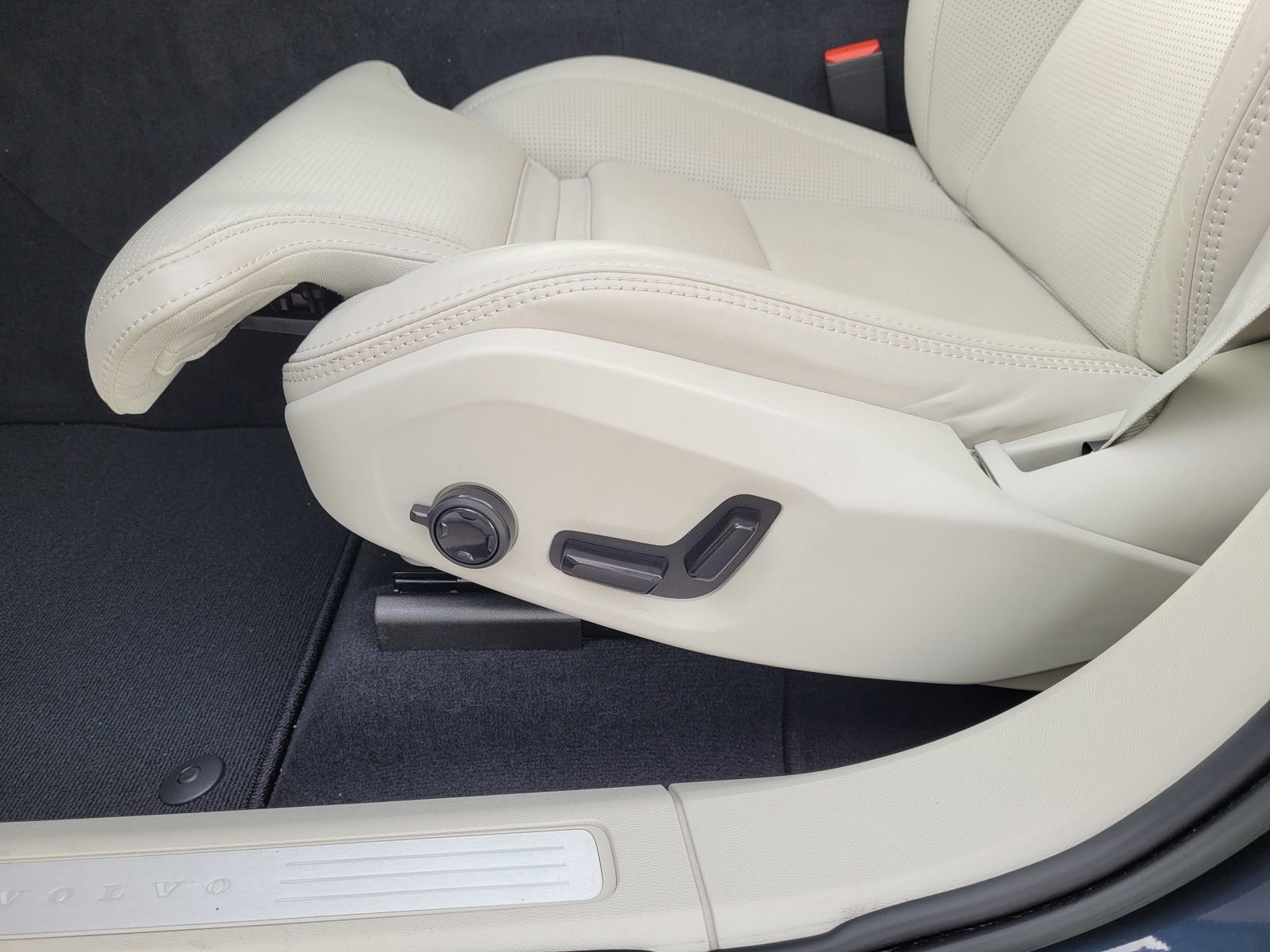 Certified 2023 Volvo XC60 B6 Ultimate w/ Climate Package image 10