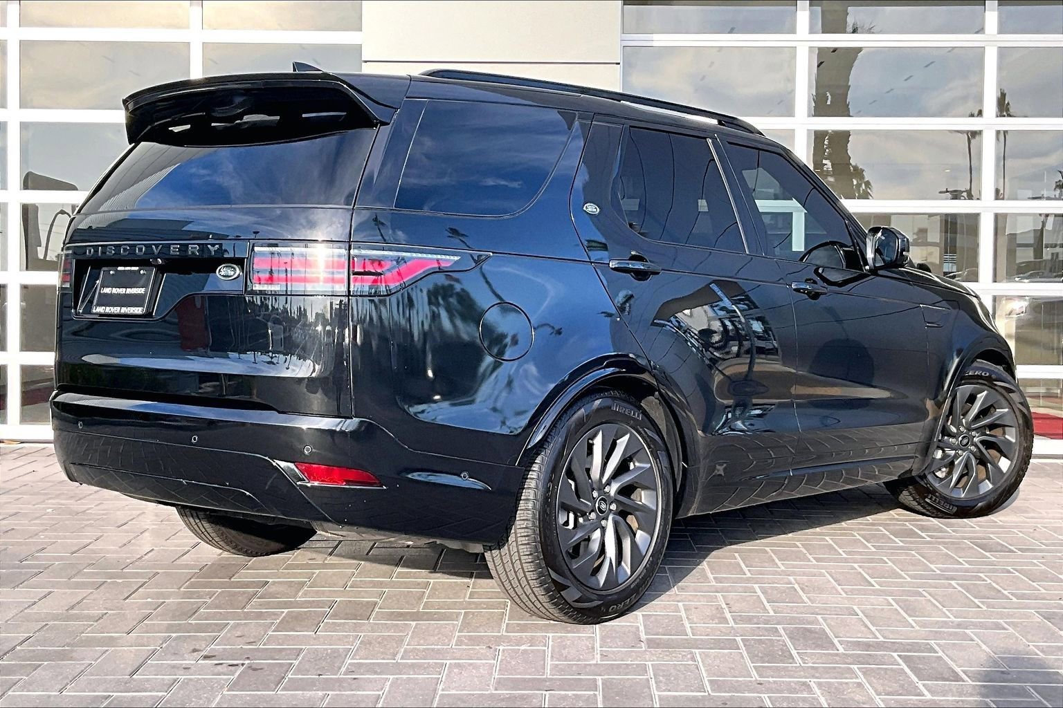 Used 2023 Land Rover Discovery S R-Dynamic image 12