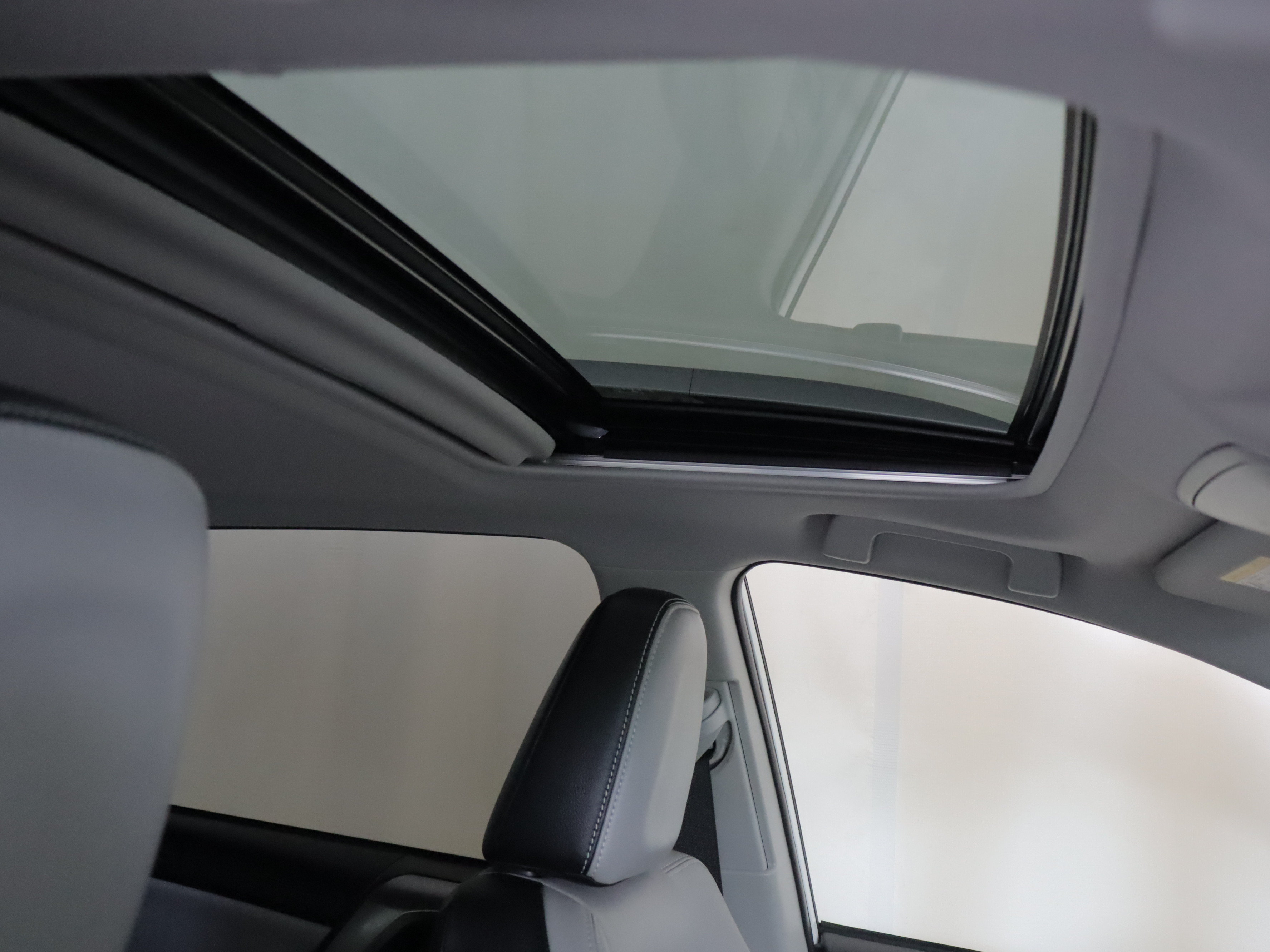 Used 2018 Toyota RAV4 Limited AWD/4WD image 3