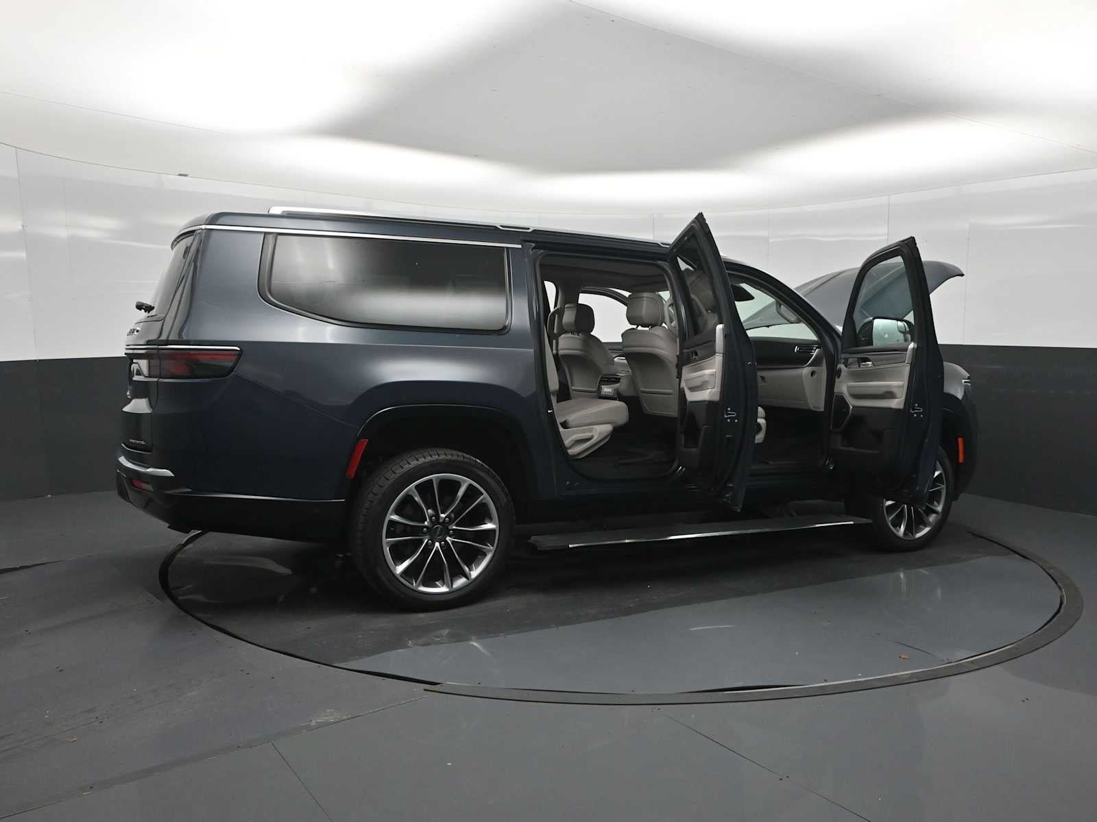 Used 2023 Jeep Wagoneer L Series III w/ Premium Group I AWD/4WD image 28