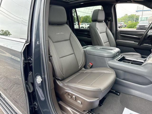 Used 2022 GMC Yukon XL Denali w/ Advanced Technology Package AWD/4WD image 26