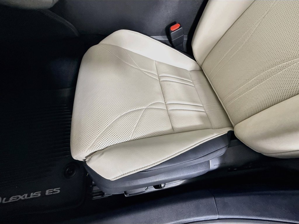 Certified 2024 Lexus ES 300h w/ Technology Package FWD image 19