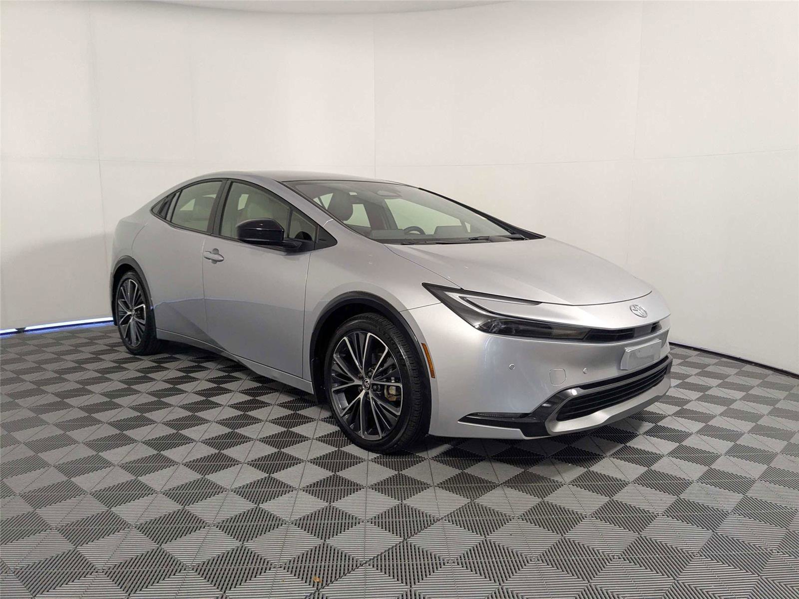 Used 2023 Toyota Prius XLE FWD image 4