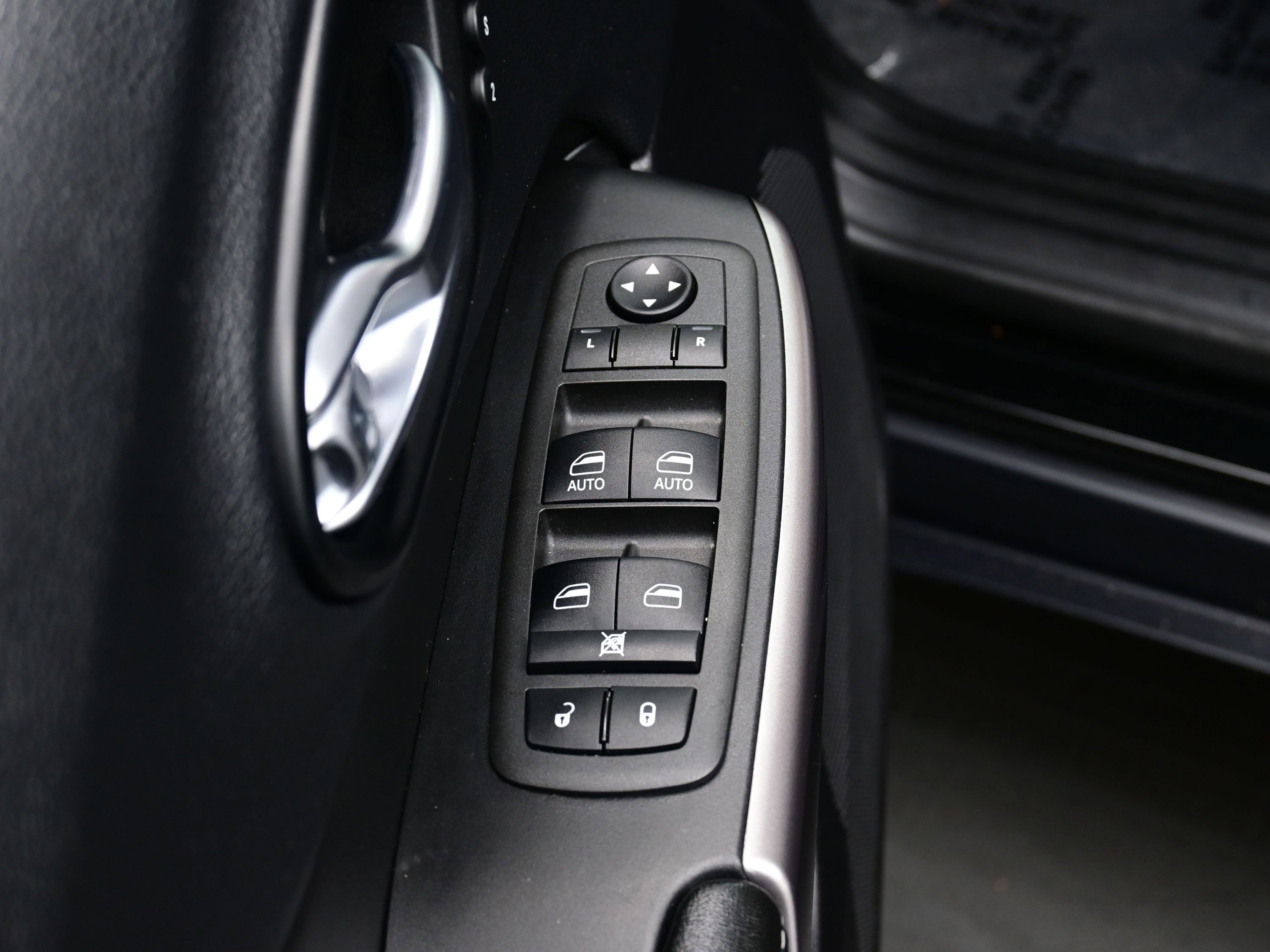 Used 2022 Jeep Cherokee Limited image 11