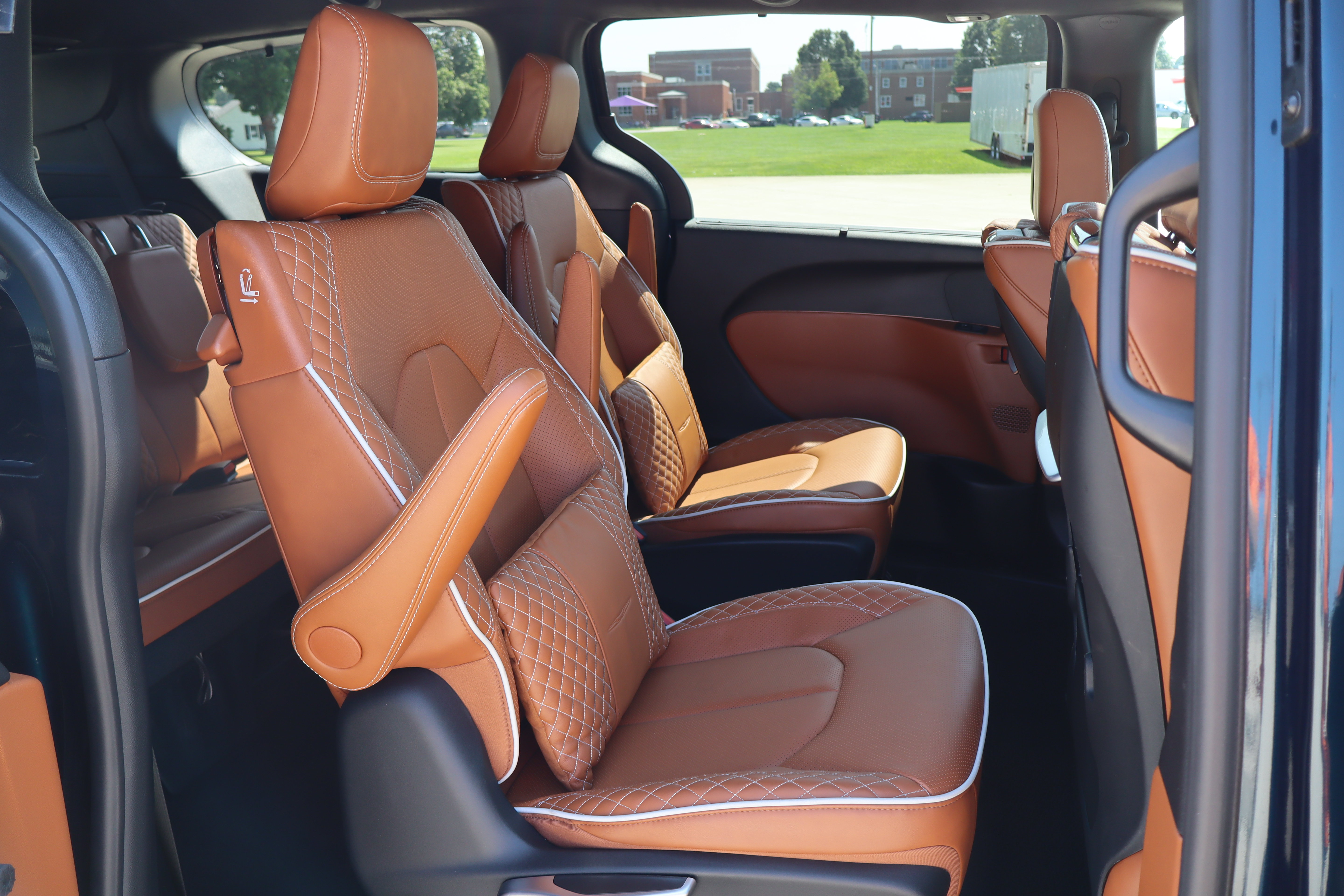 Used 2025 Chrysler Pacifica Pinnacle FWD image 13