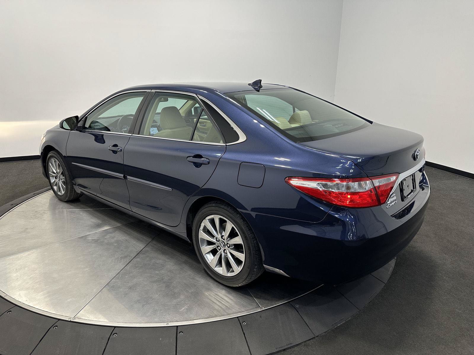 Used 2017 Toyota Camry XLE w/ Moonroof Package FWD image 5