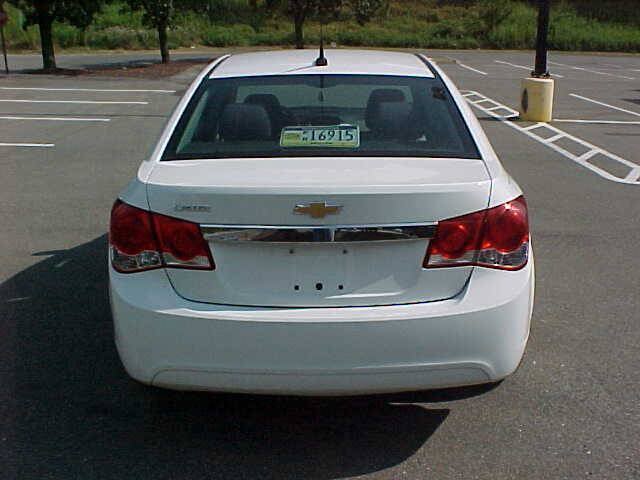 Used 2013 Chevrolet Cruze LS FWD image 9