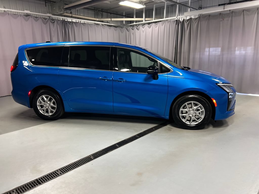 New 2027 Chrysler Pacifica Select w/ Family Tech Group FWD image 8