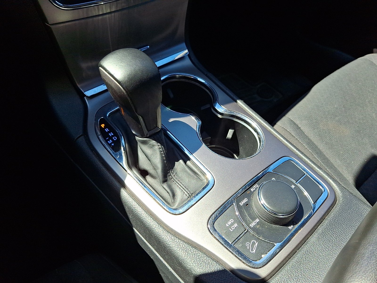 Used 2019 Jeep Grand Cherokee Laredo AWD/4WD image 17
