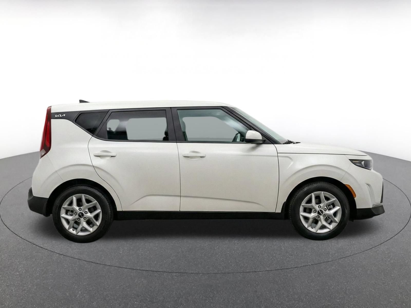 Used 2025 Kia Soul LX w/ LX Technology Package FWD image 10