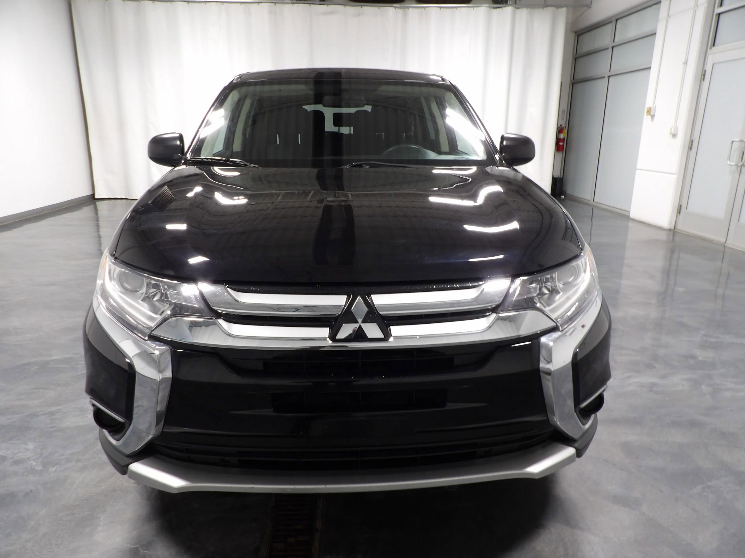 Used 2018 Mitsubishi Outlander ES image 2
