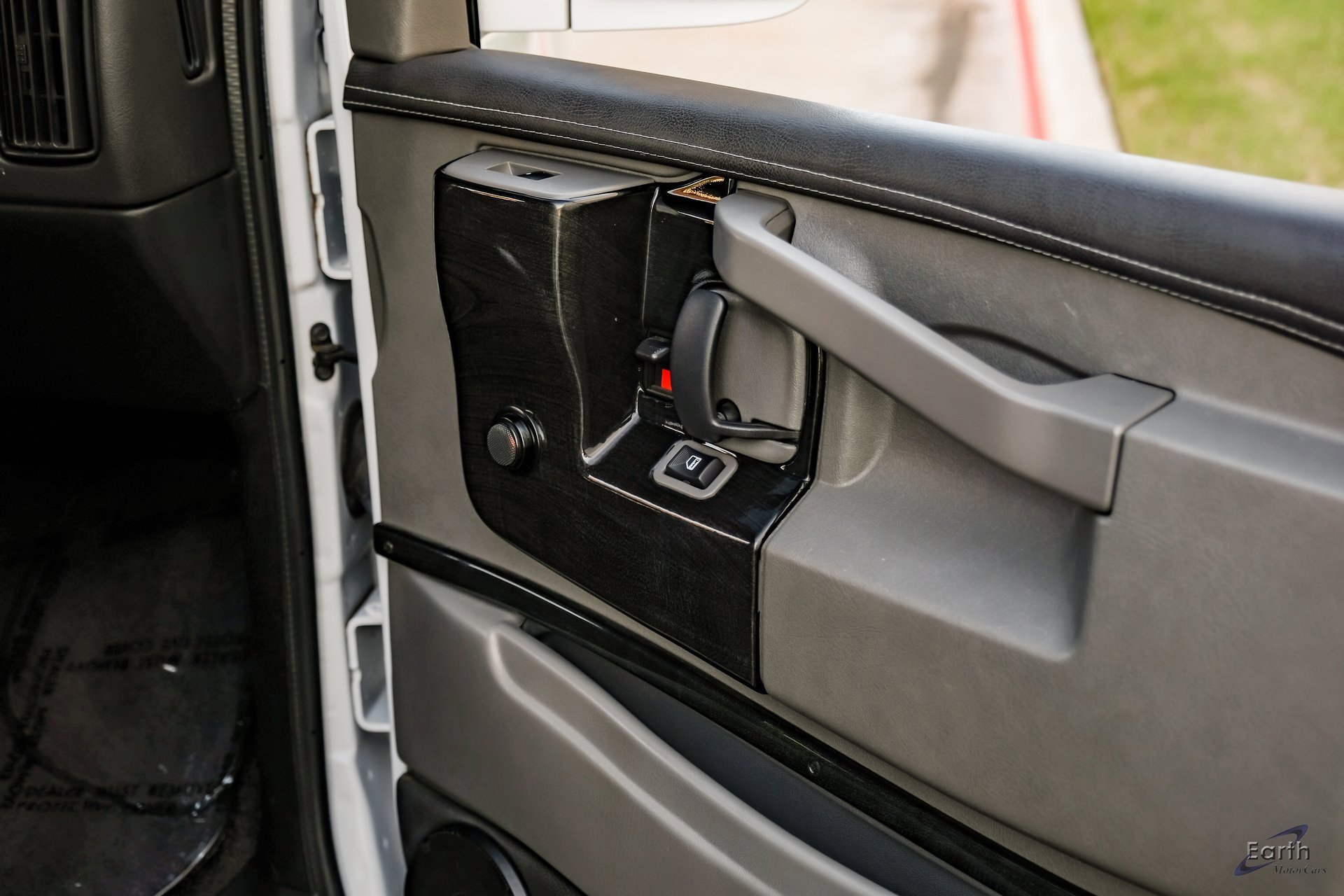 Used 2023 Chevrolet Express 2500 image 96