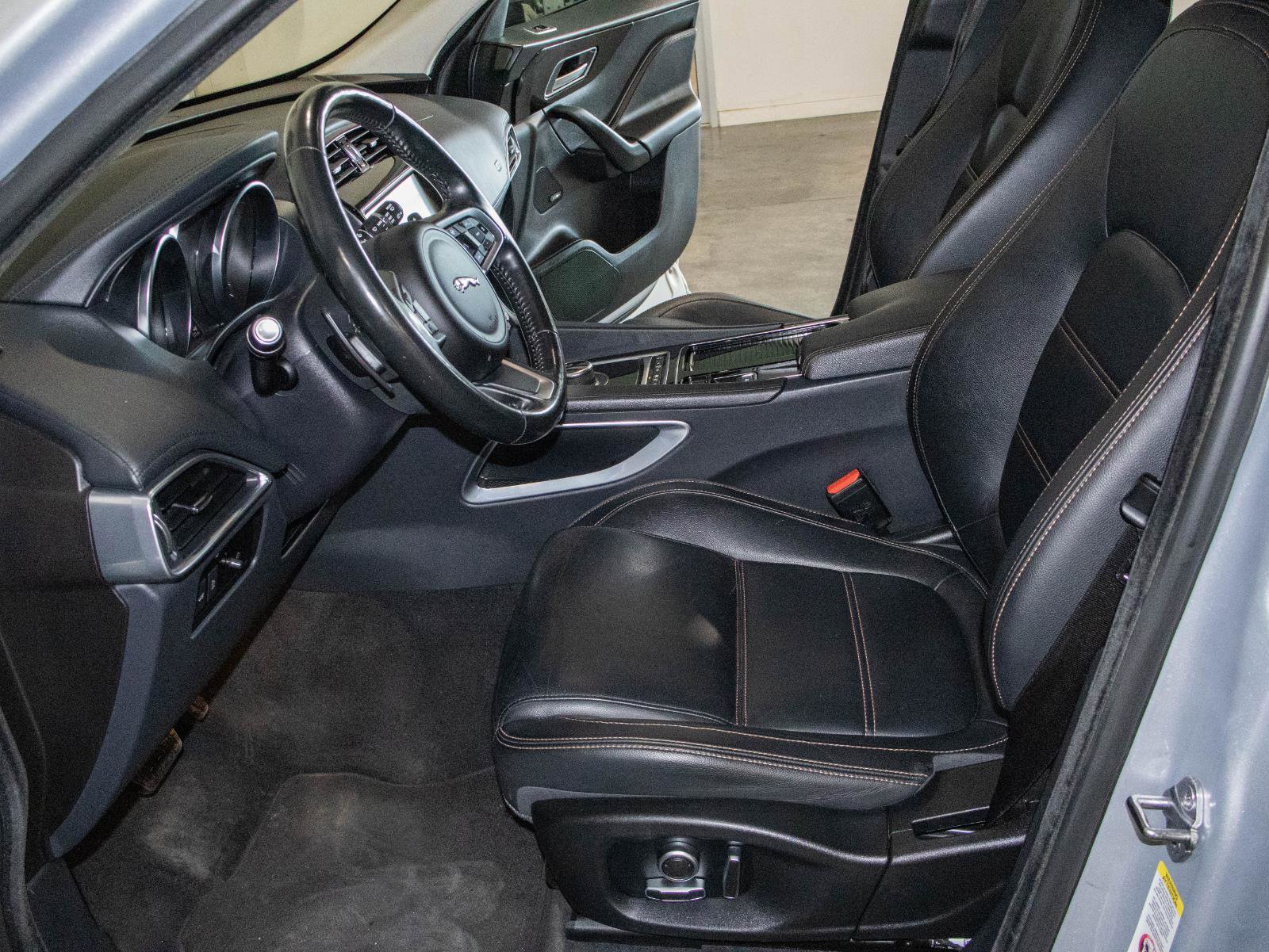 Used 2020 Jaguar F-PACE Prestige image 8