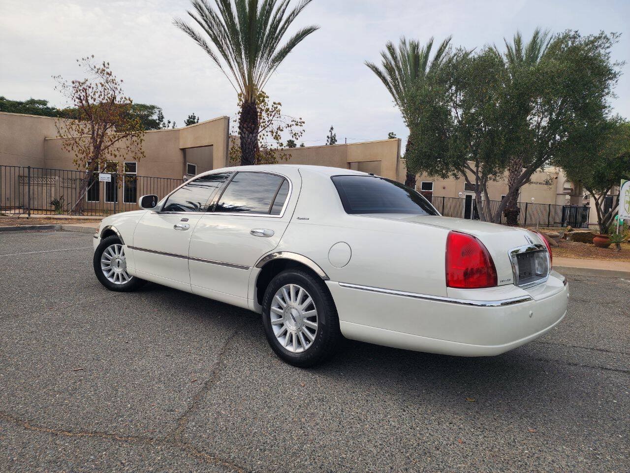 Used 2004 Lincoln Town Car Signature RWD image 7