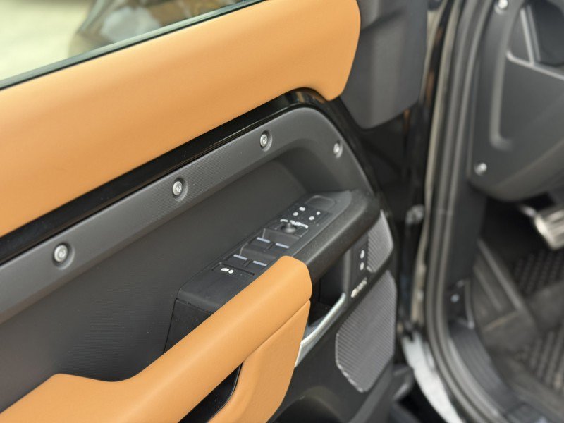 Used 2024 Land Rover Defender 110 V8 image 11