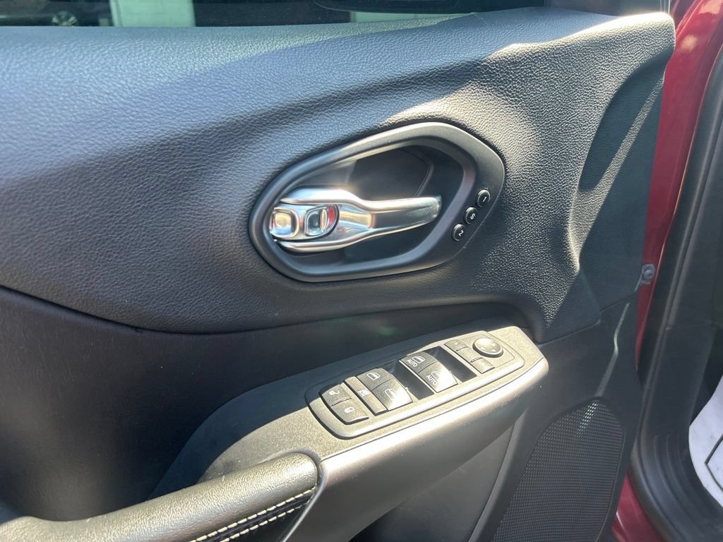 Used 2019 Jeep Cherokee Limited FWD image 33